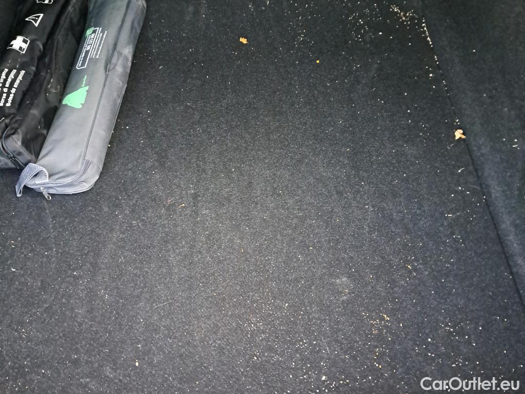  Bmw  Serie 3 BMW  / 2018 / 4P / sedán 318d Auto. #17