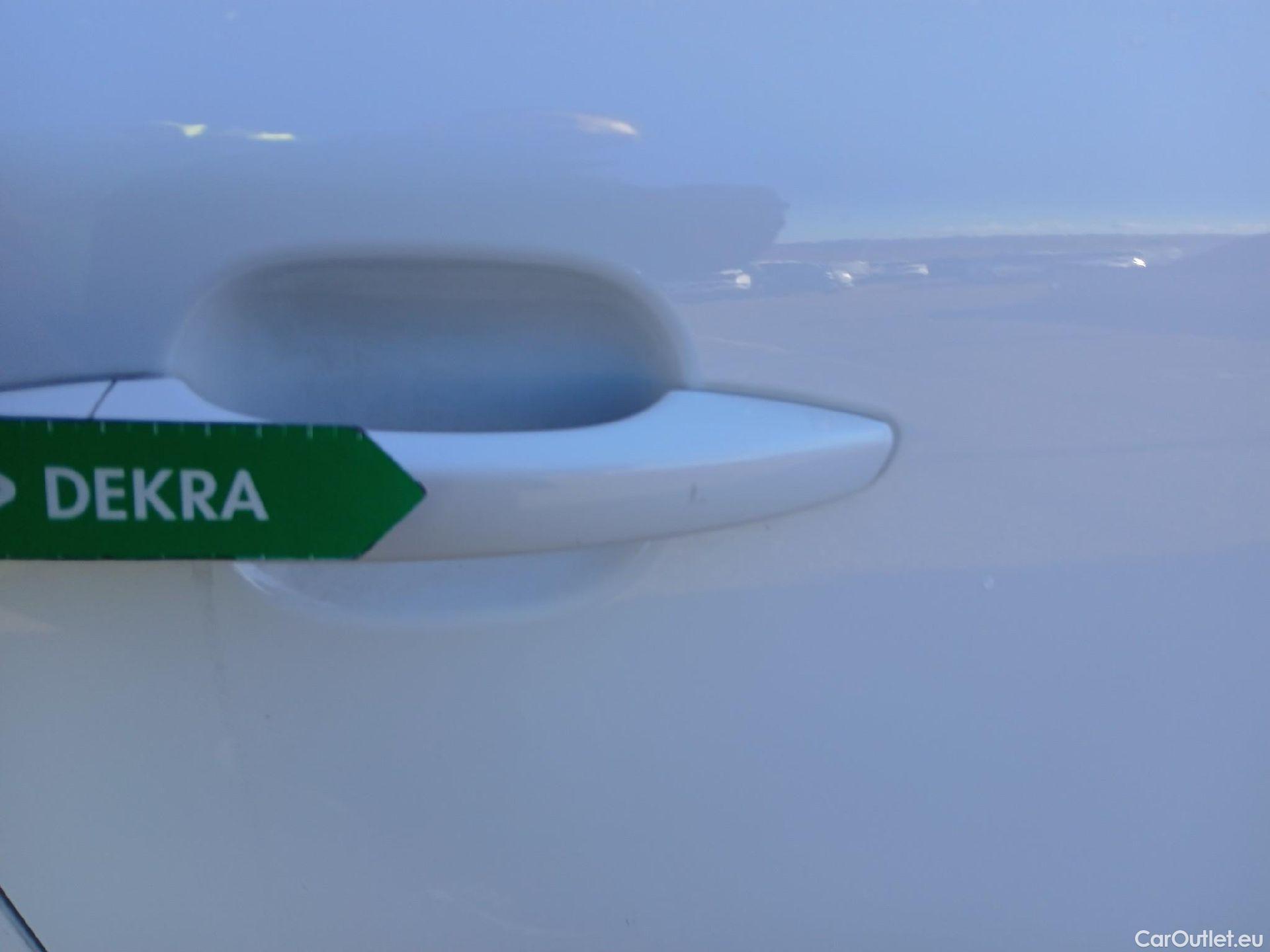  Peugeot  2008 PEUGEOT  / 2019 / 5P / todoterreno Allure BlueHDI 81kW (110CV) #20