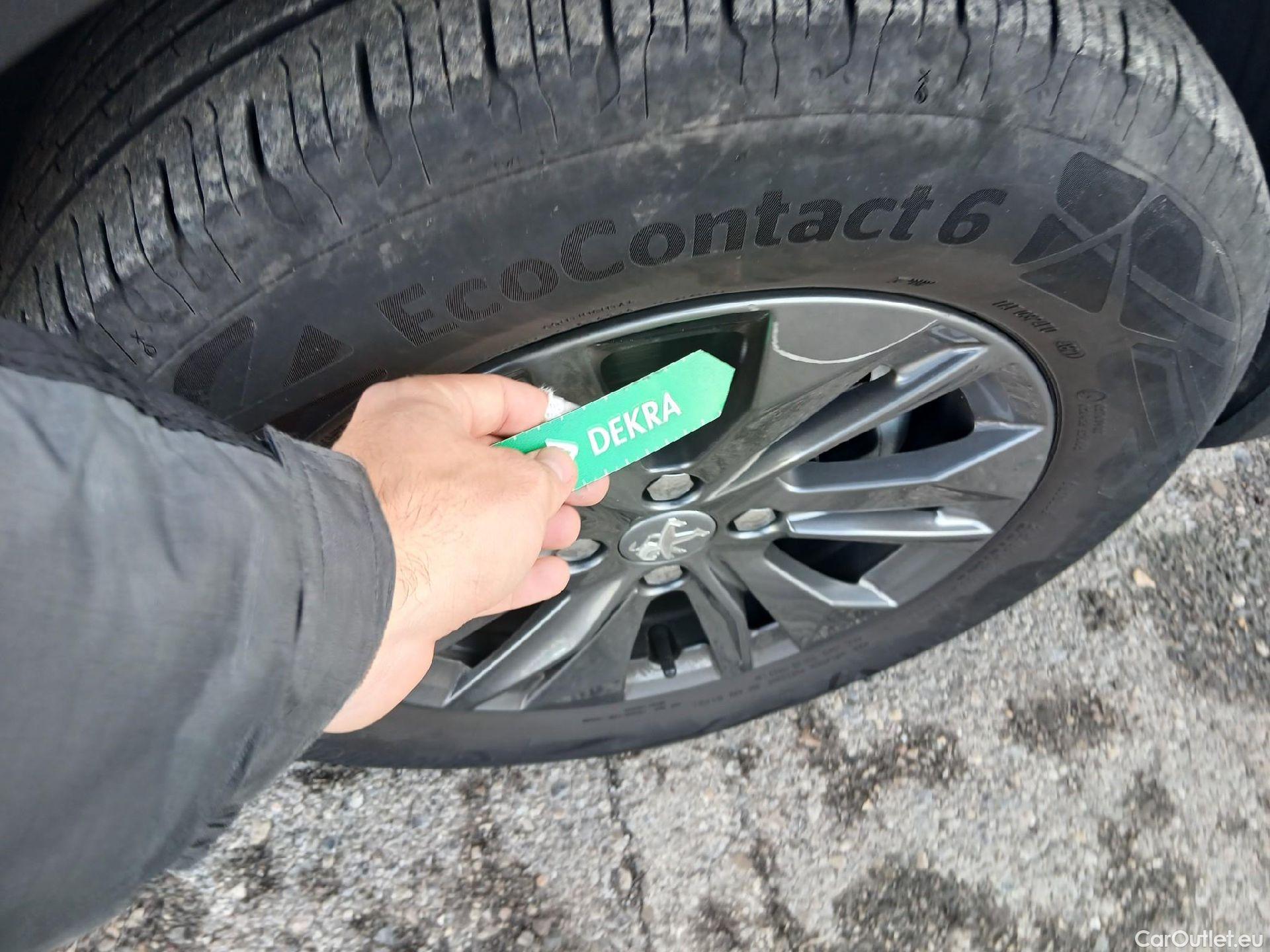  Peugeot  2008 PEUGEOT  / 2019 / 5P / todoterreno Active Pack Puretech 100 S&S BVM6 #23