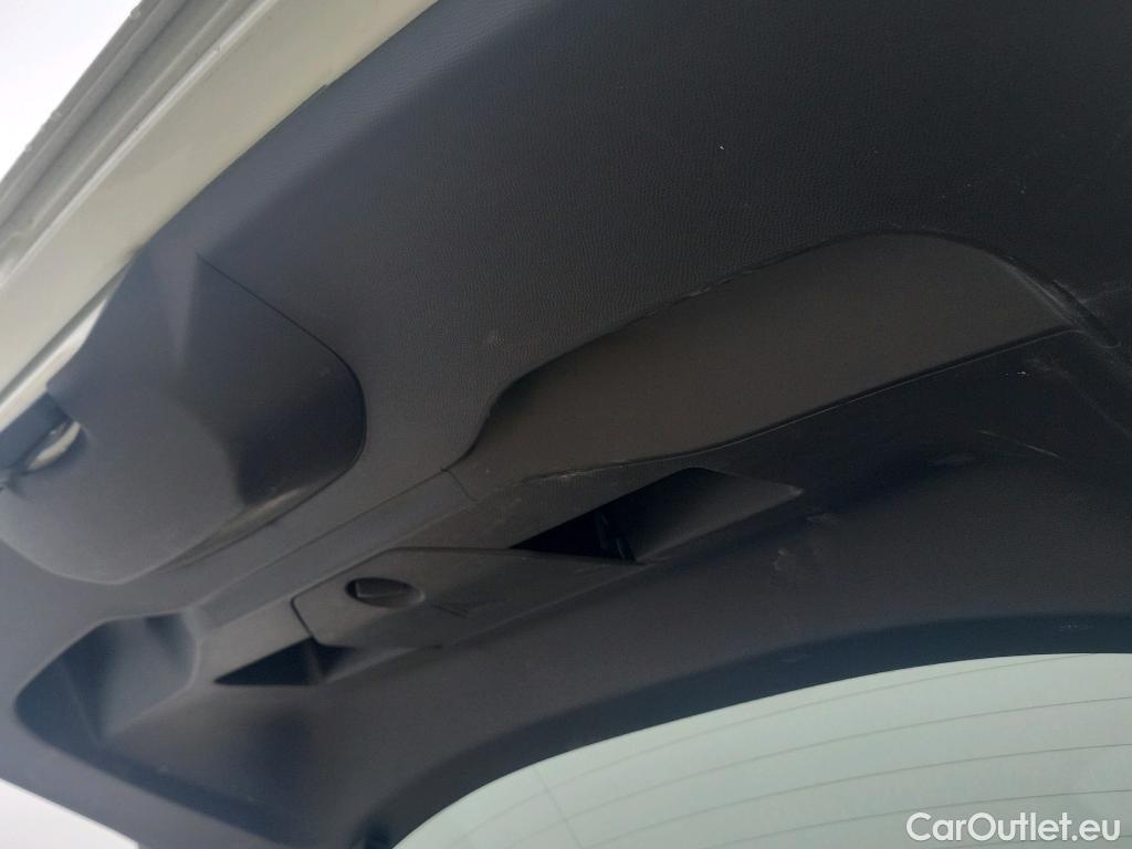  Peugeot  2008 PEUGEOT  / 2019 / 5P / todoterreno Allure Pack BlueHDI 130 S&S EAT8 #3