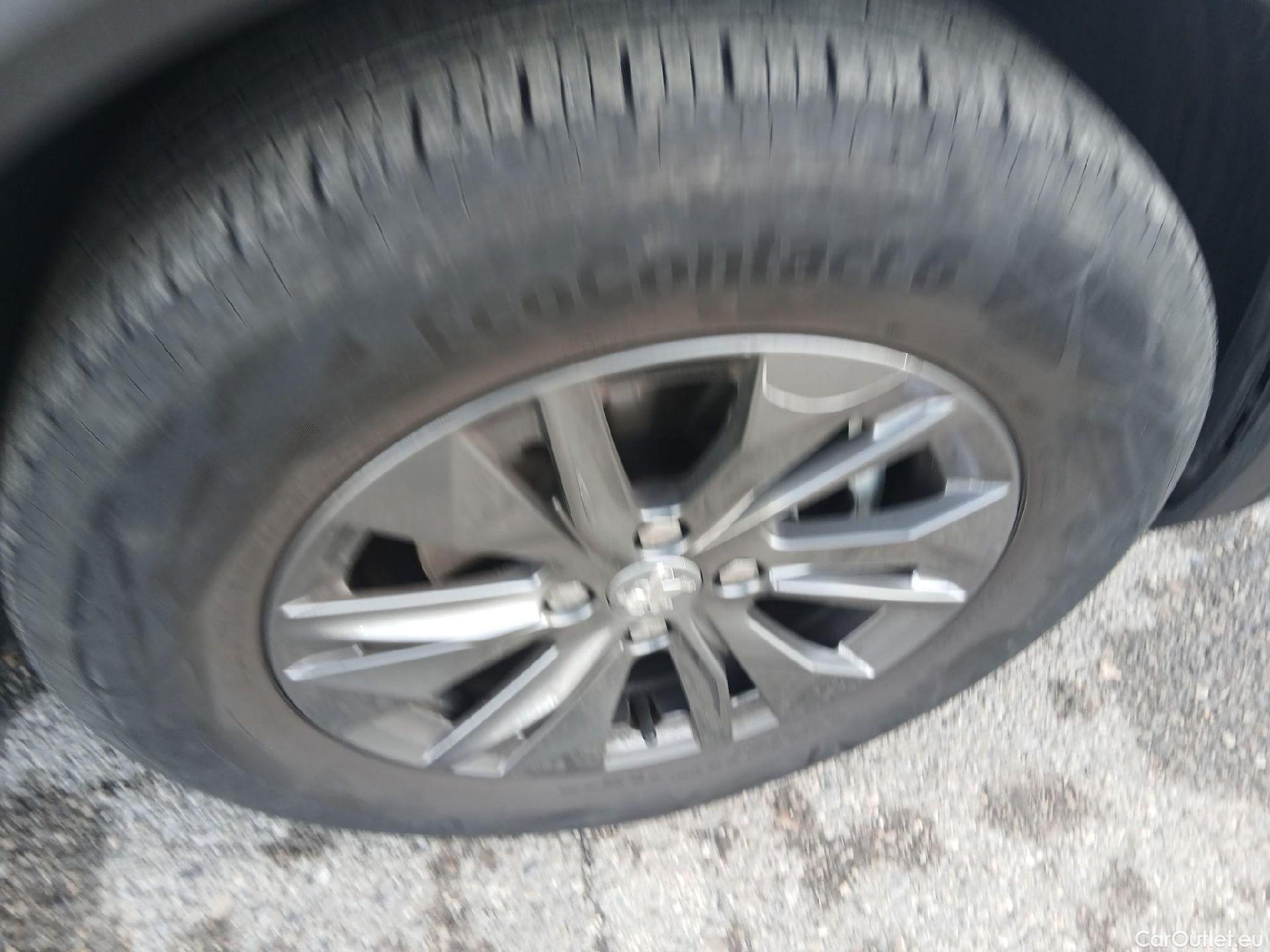  Peugeot  2008 PEUGEOT  / 2019 / 5P / todoterreno Active Pack Puretech 100 S&S BVM6 #24