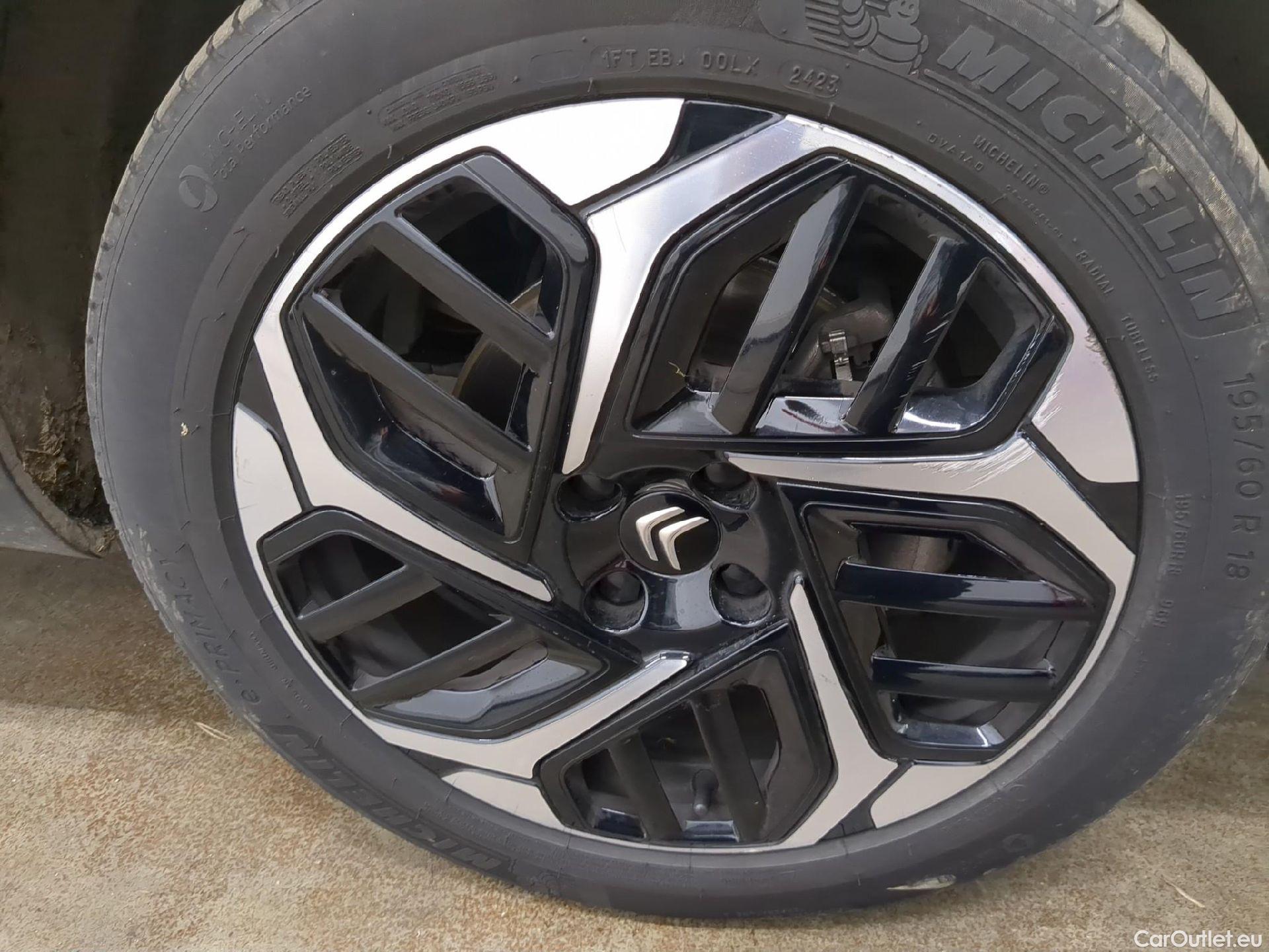  Citroen  C4 CITROEN  X / 2022 / 4P / Berline PureTech 130 S&S EAT8 Shine #2