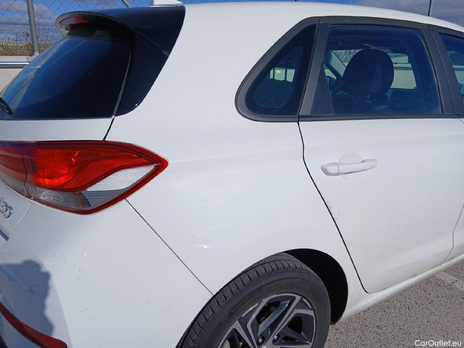  Hyundai  i30 HYUNDAI  / 2020 / 5P / berlina con portón 1.0 TGDI 48V Klass #24