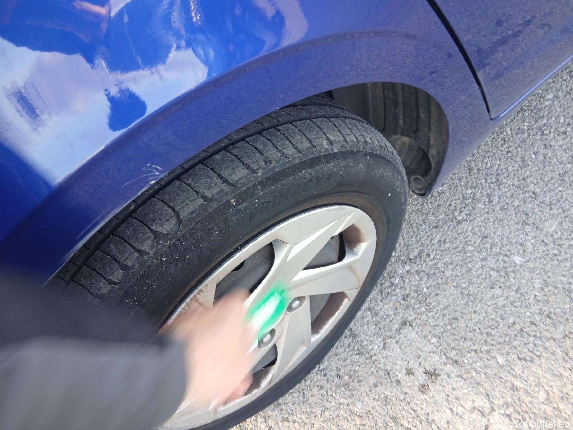  Hyundai  i20 HYUNDAI  / 2020 / 5P / berlina con portón 1.2 MPI SLE #10