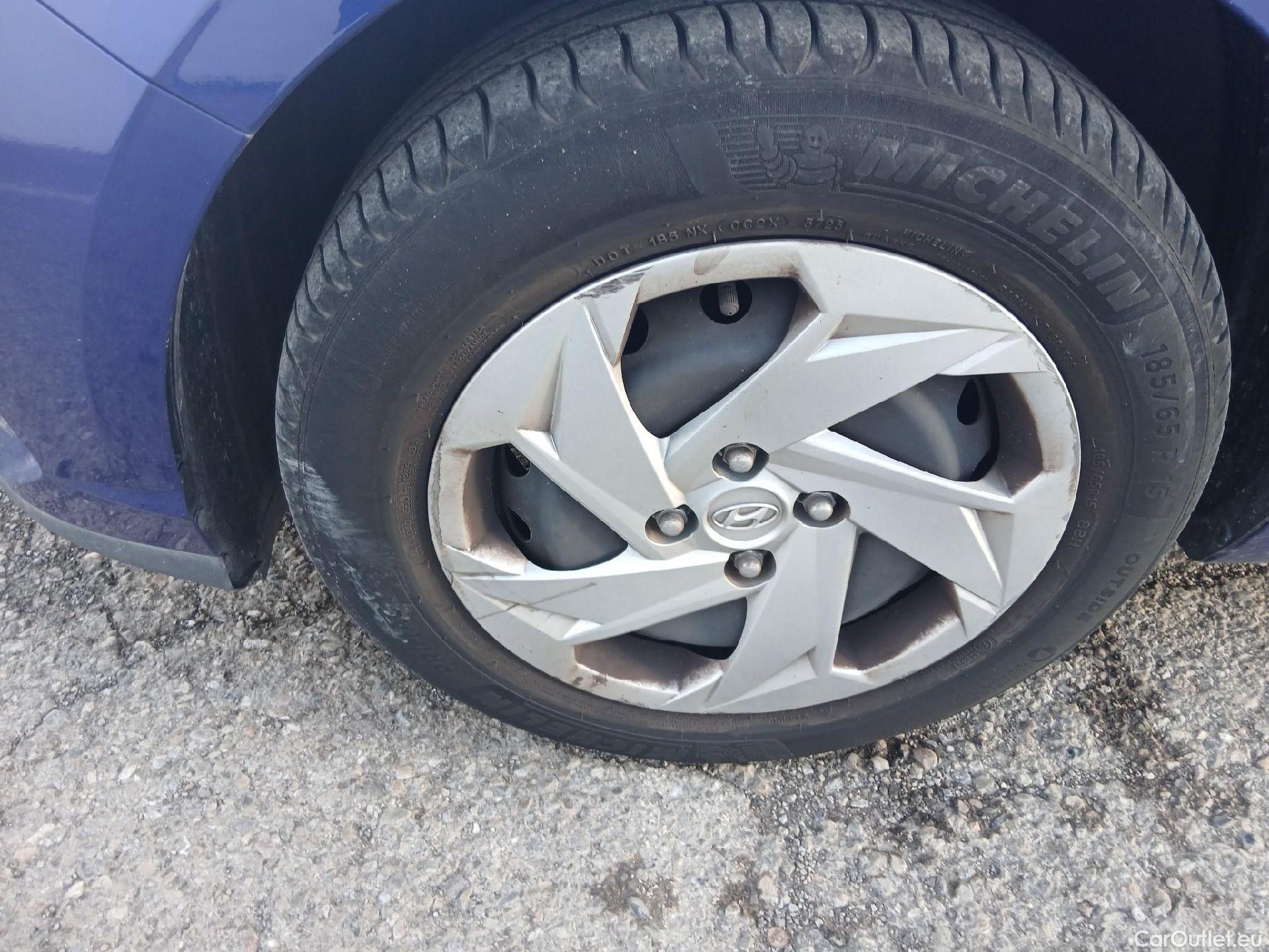  Hyundai  i20 HYUNDAI  / 2020 / 5P / berlina con portón 1.2 MPI SLE #3