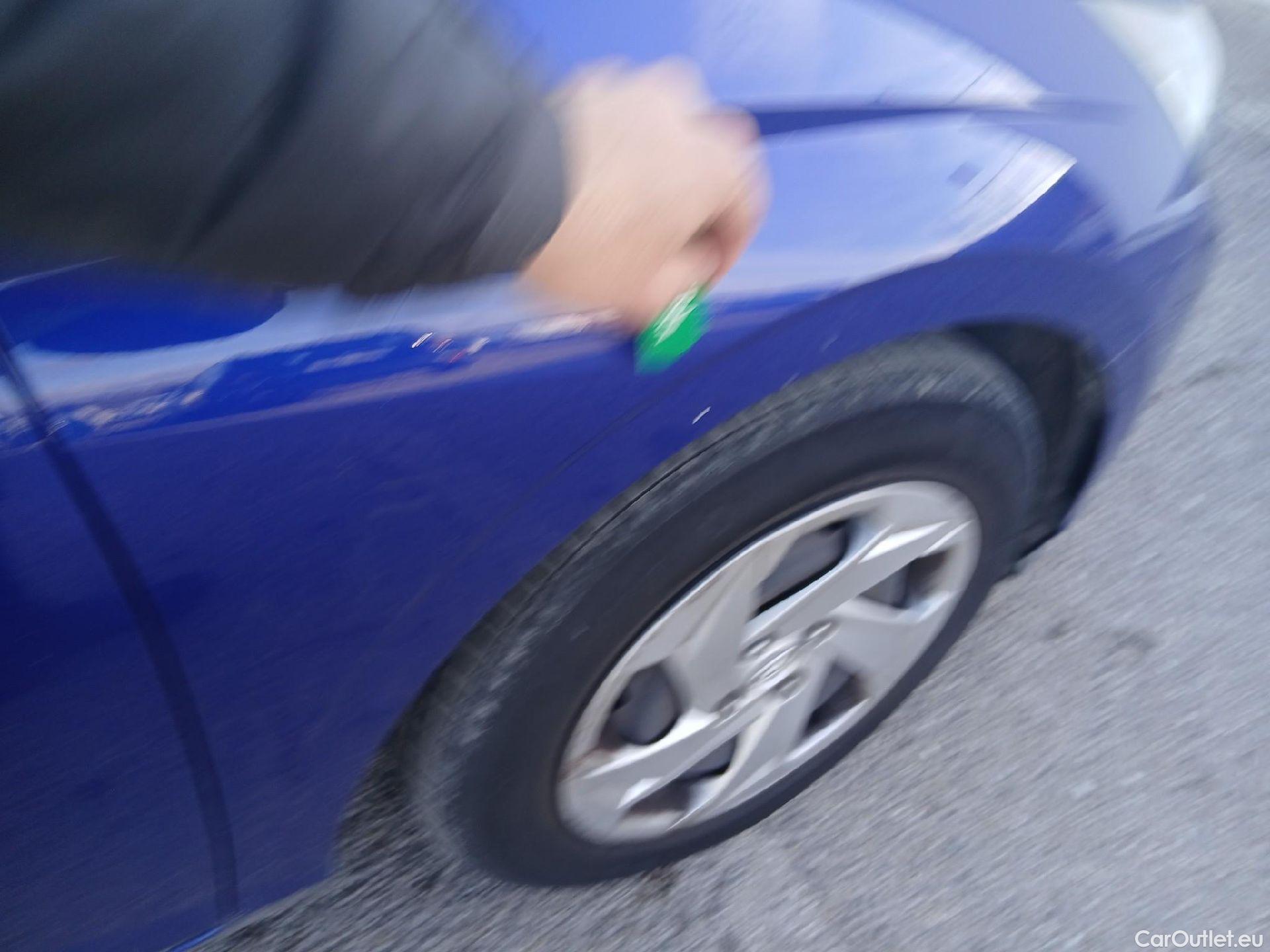  Hyundai  i20 HYUNDAI  / 2020 / 5P / berlina con portón 1.2 MPI SLE #20