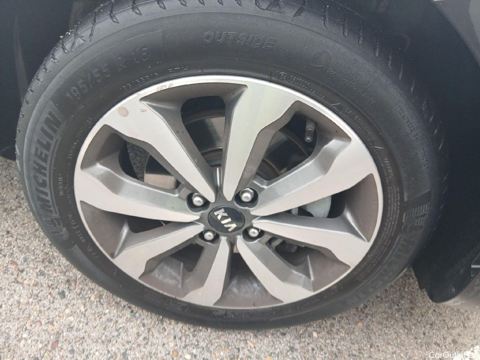  KIA  STONIC KIA  / 2017 / 5P / todoterreno 1.0 T-GDi 88kW (120CV) MHEV iMT Drive #28