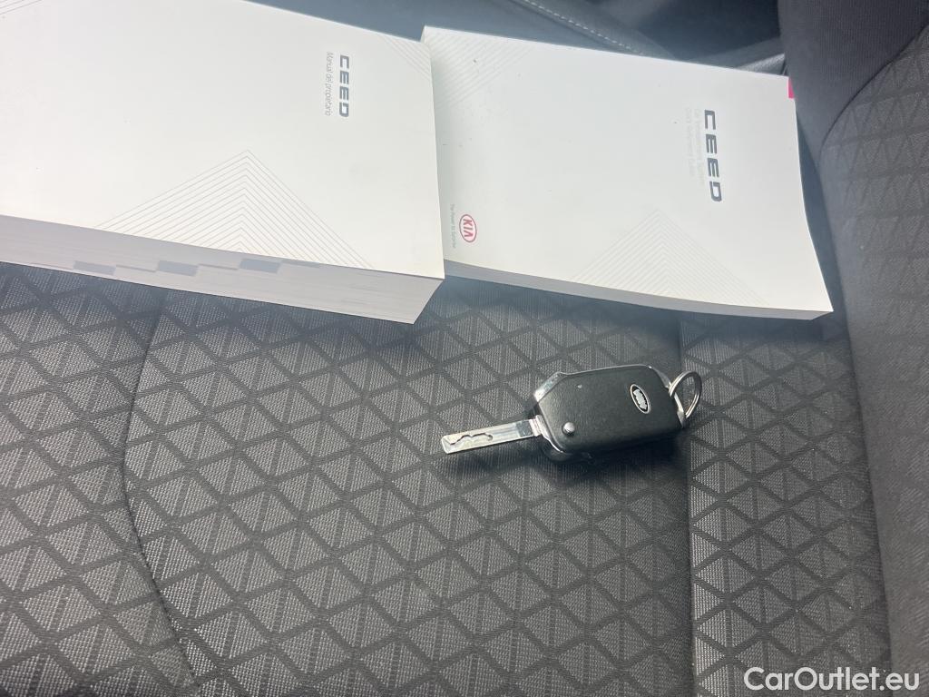  KIA  Cee'd KIA Ceed / 2018 / 5P / berlina con portón 1.0 MHEV 88kW (120CV) Drive DCT #1