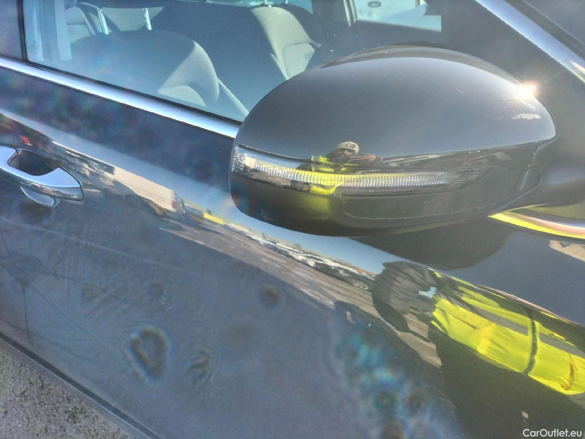  KIA  Sportage KIA  1.6MHEV Drive 100kW(136CV) 4x2(Crist Tintados) #46