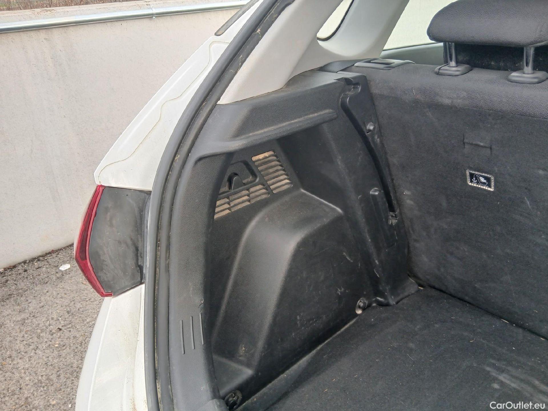  Hyundai  i20 HYUNDAI  / 2020 / 5P / berlina con portón 1.2 MPI SLX #33