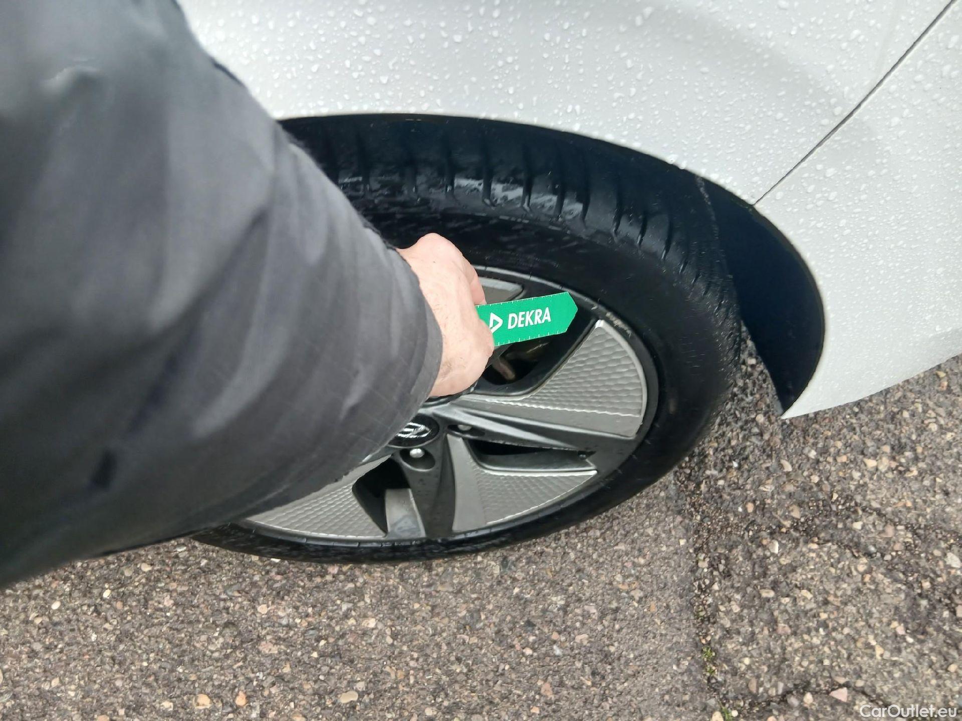  Hyundai   Ioniq HYUNDAI / 2019 / 5P / berlina con portón 1.6 GDI HEV Klass LE DCT #20