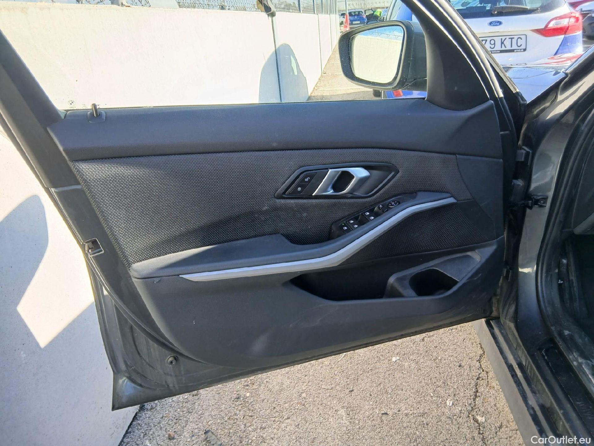  Bmw  Serie 3 BMW  / 2018 / 4P / sedán 318d #24