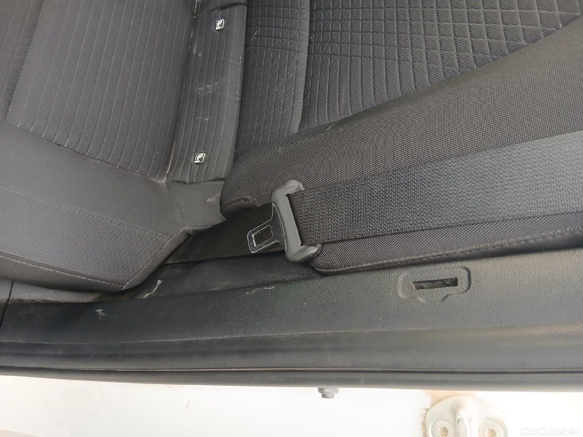  Hyundai  i20 HYUNDAI  / 2020 / 5P / berlina con portón 1.2 MPI SLX #23