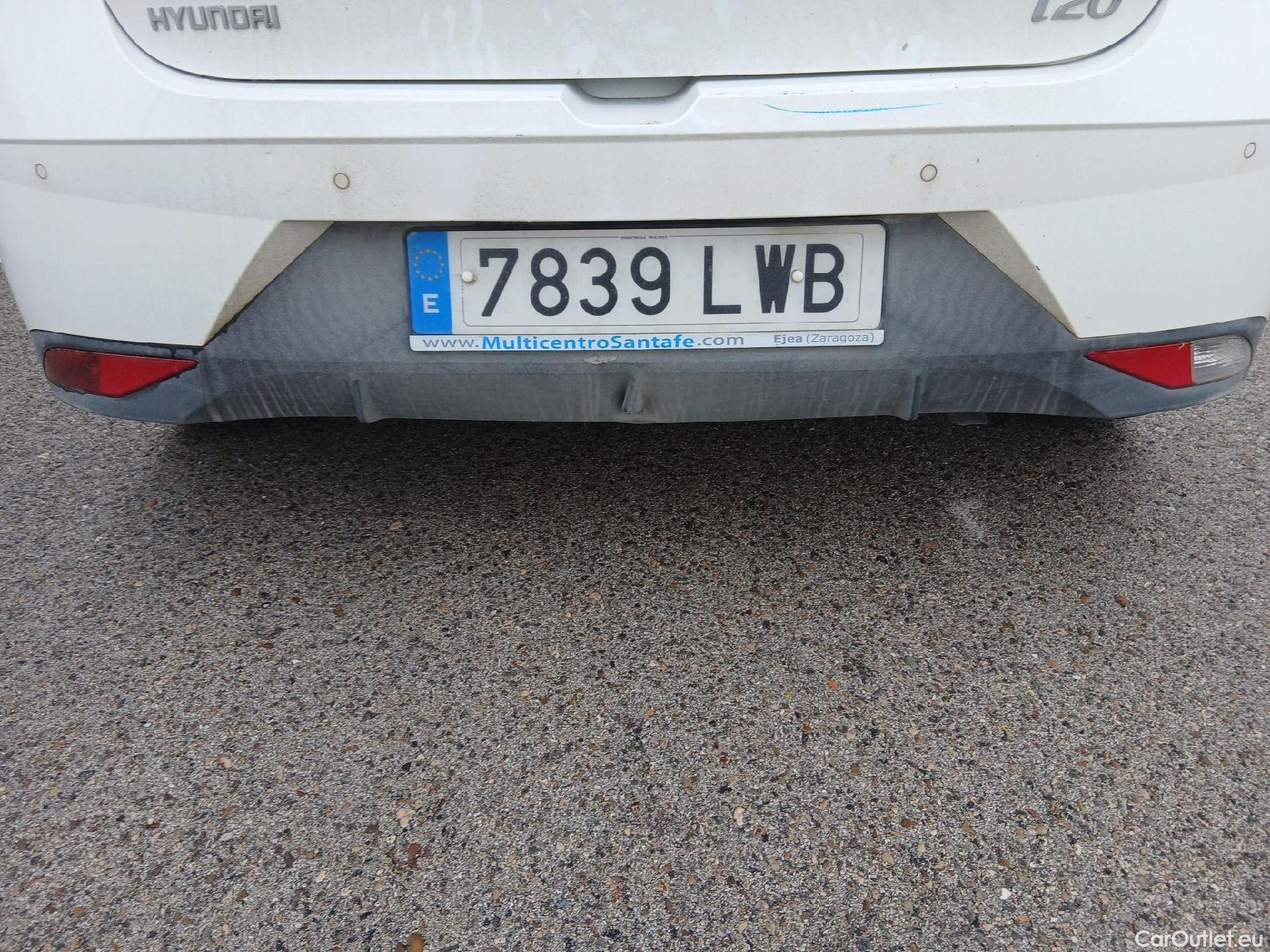  Hyundai  i20 HYUNDAI  / 2020 / 5P / berlina con portón 1.2 MPI SLX #26