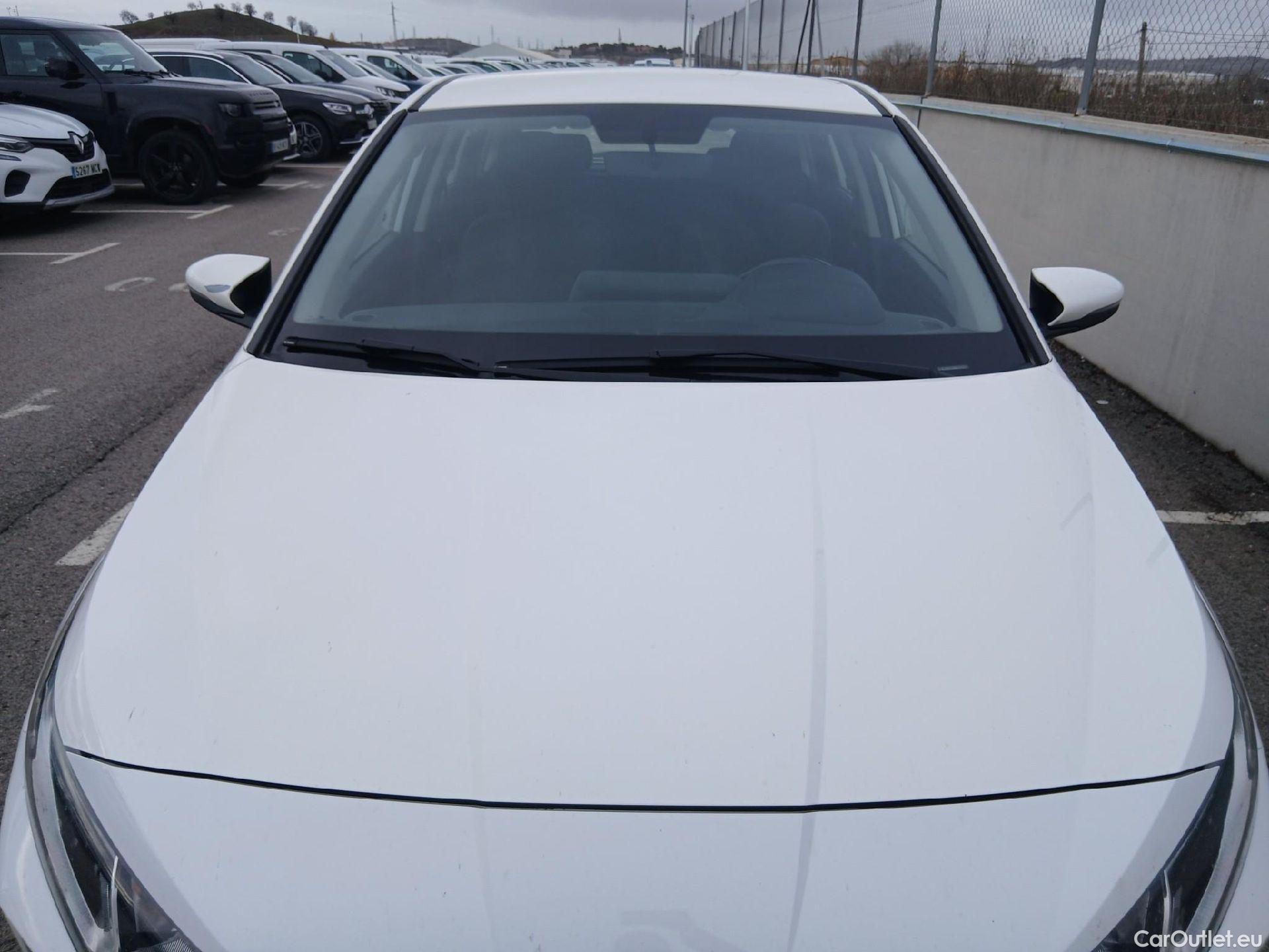  Hyundai  i20 HYUNDAI  / 2020 / 5P / berlina con portón 1.2 MPI SLX #4