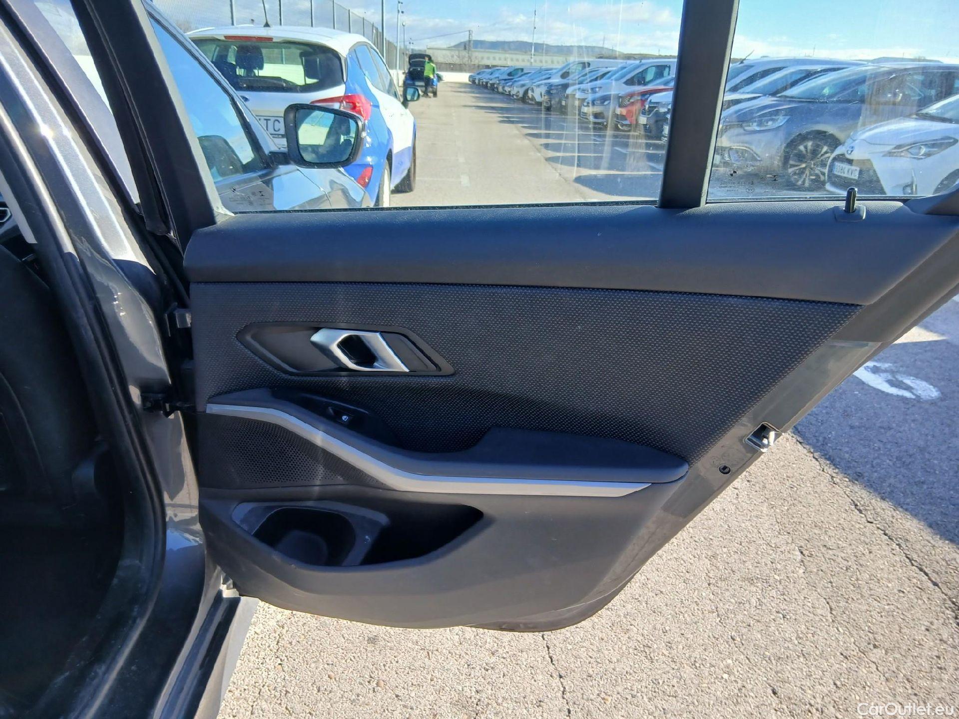  Bmw  Serie 3 BMW  / 2018 / 4P / sedán 318d #46