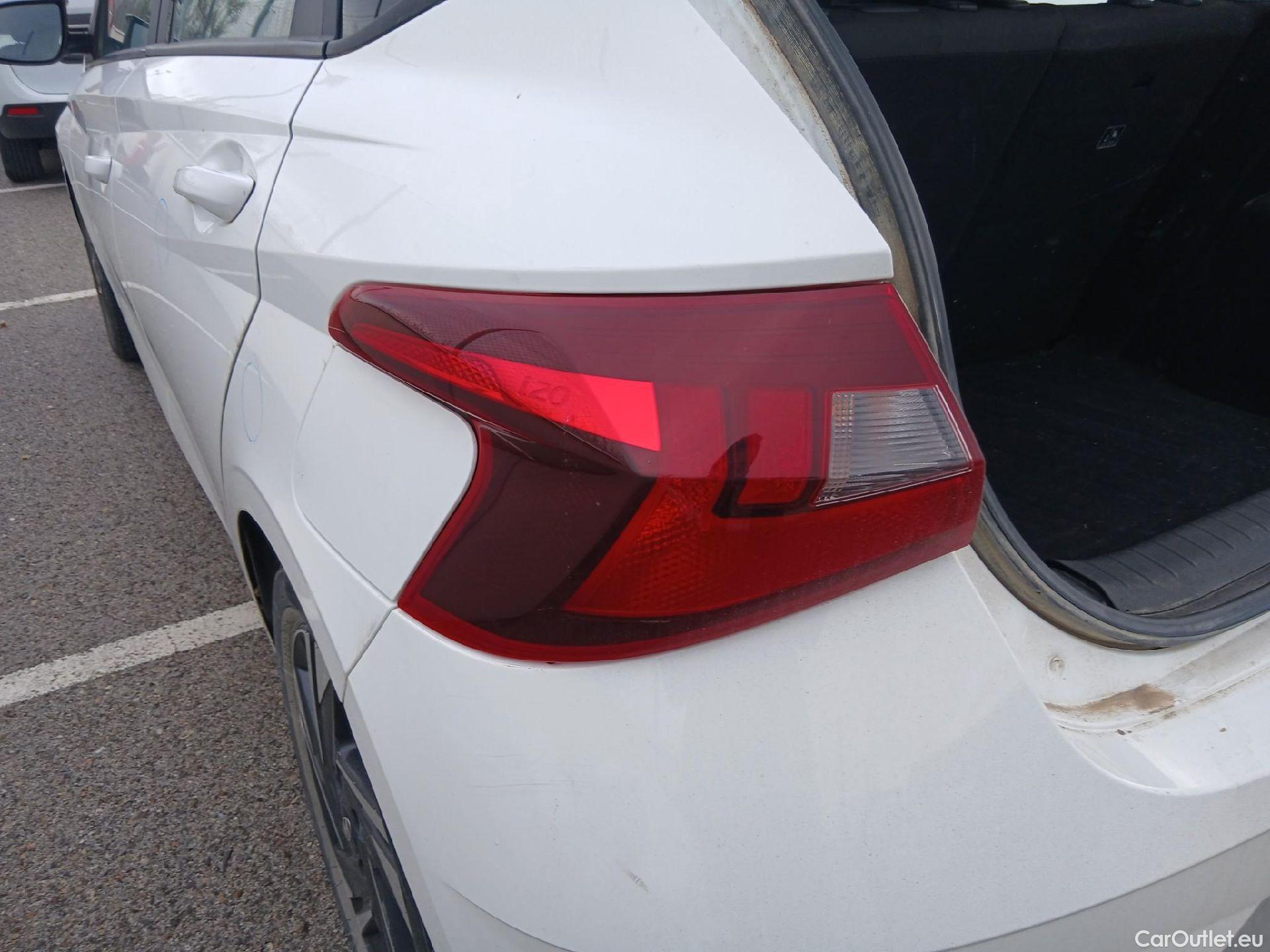  Hyundai  i20 HYUNDAI  / 2020 / 5P / berlina con portón 1.2 MPI SLX #28