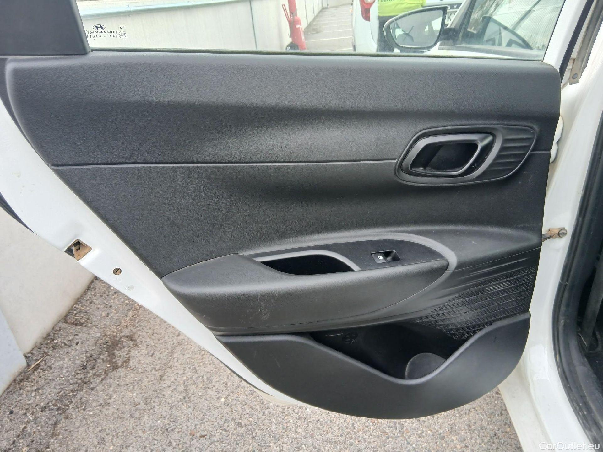  Hyundai  i20 HYUNDAI  / 2020 / 5P / berlina con portón 1.2 MPI SLX #20