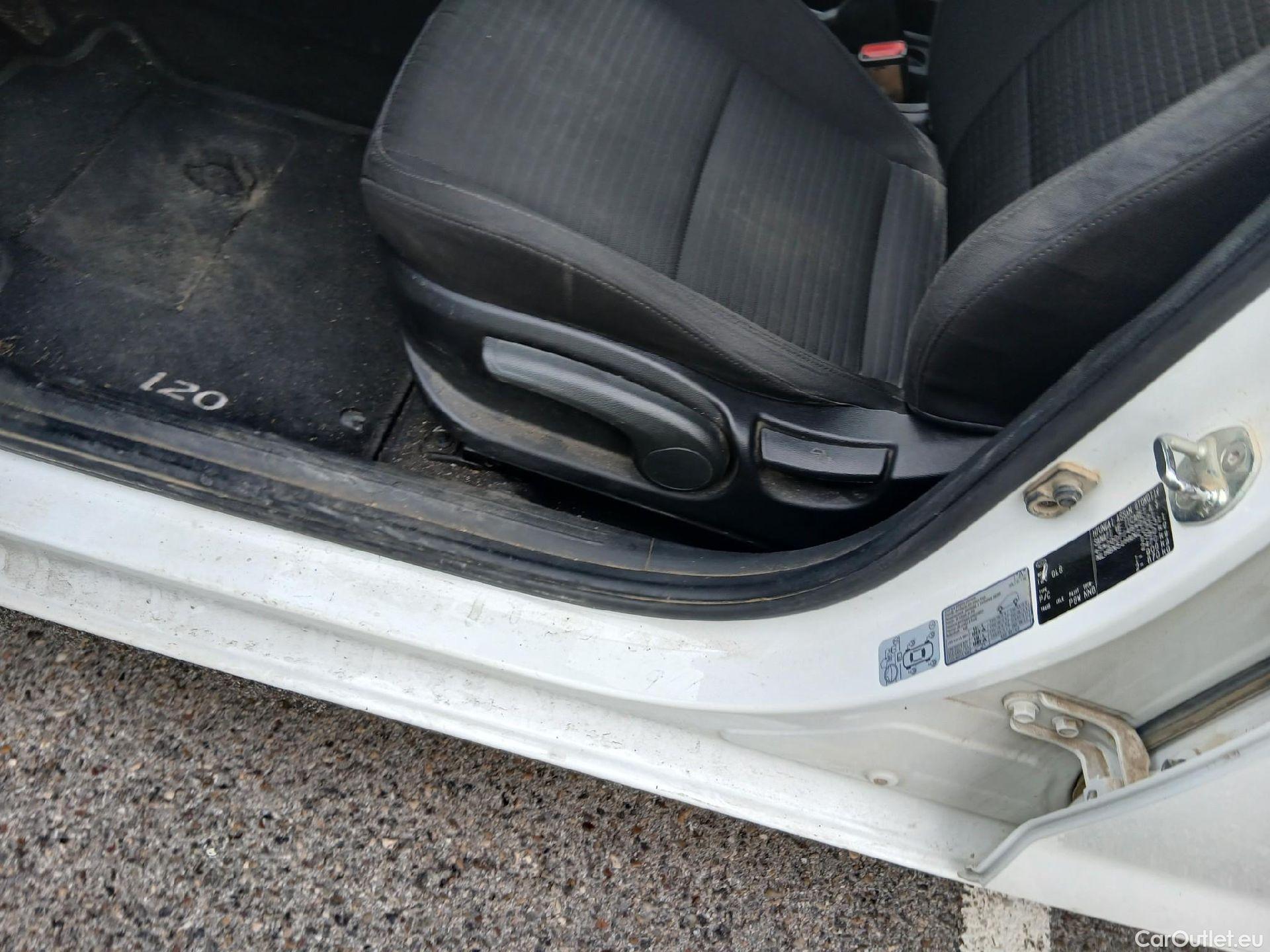  Hyundai  i20 HYUNDAI  / 2020 / 5P / berlina con portón 1.2 MPI SLX #15