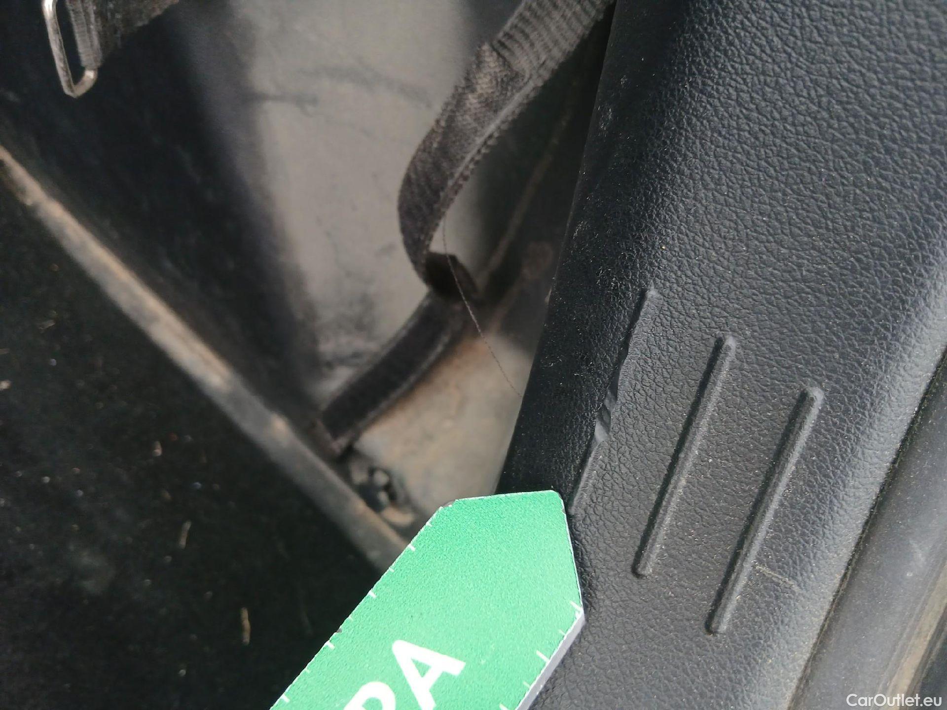  Hyundai  i20 HYUNDAI  / 2020 / 5P / berlina con portón 1.2 MPI SLX #35