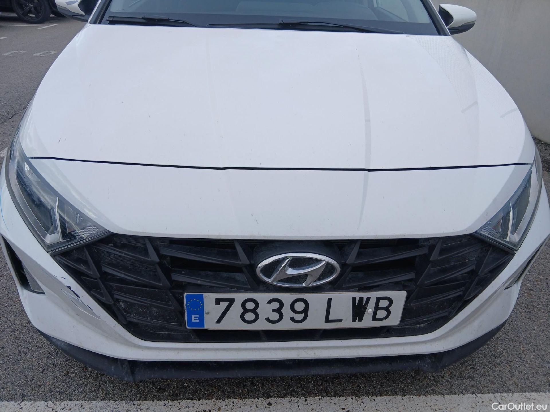  Hyundai  i20 HYUNDAI  / 2020 / 5P / berlina con portón 1.2 MPI SLX #9