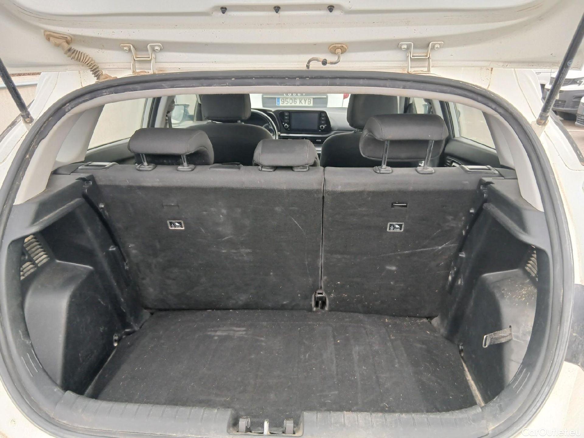  Hyundai  i20 HYUNDAI  / 2020 / 5P / berlina con portón 1.2 MPI SLX #32