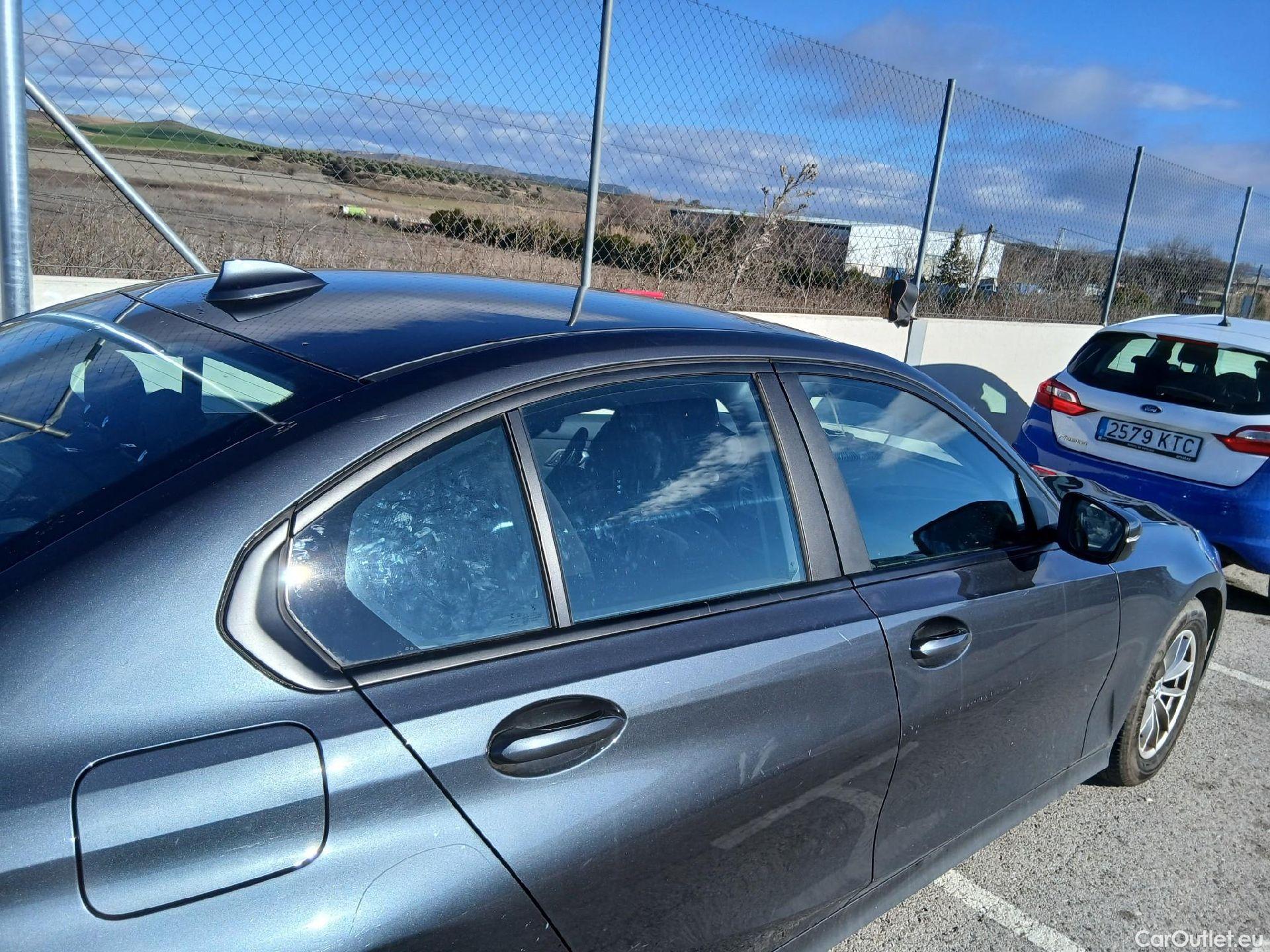  Bmw  Serie 3 BMW  / 2018 / 4P / sedán 318d #42