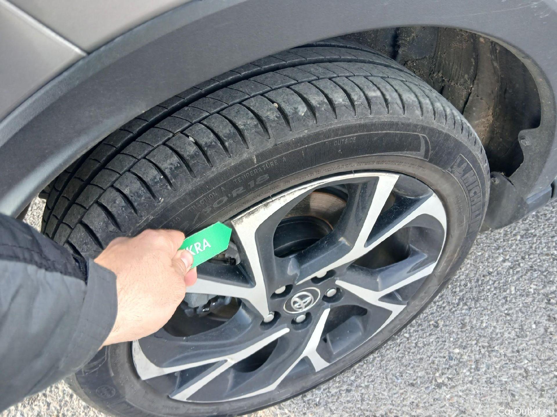  Toyota  C-HR TOYOTA  / 2016 / 5P / todoterreno 1.8 125H Advance (CX) #24