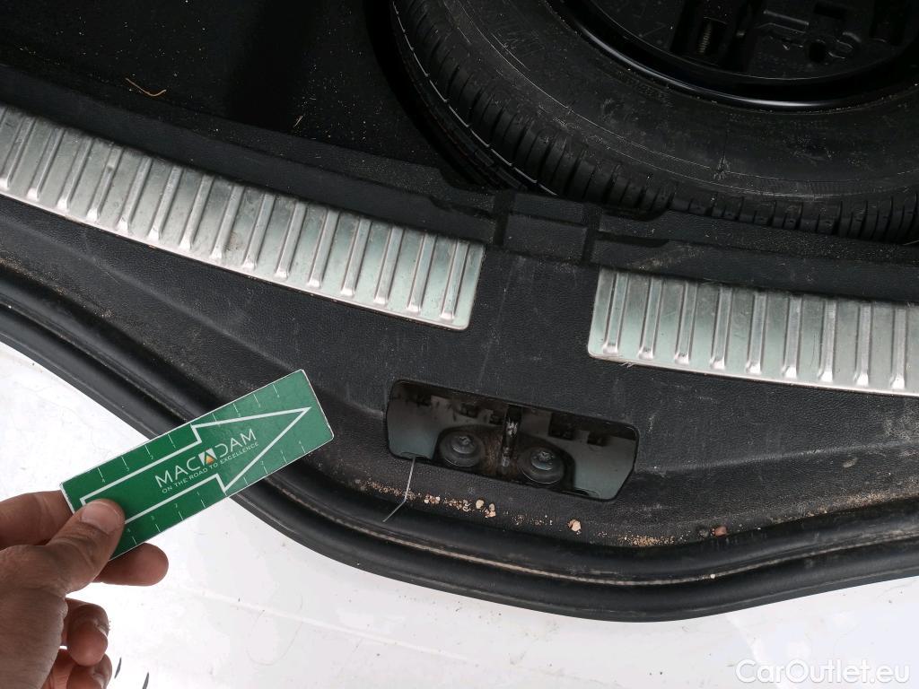  Renault  Megane RENAULT Mégane / 2015 / 5P / familiar Sp. Tourer Zen En. dCi 81kW (110CV) #27