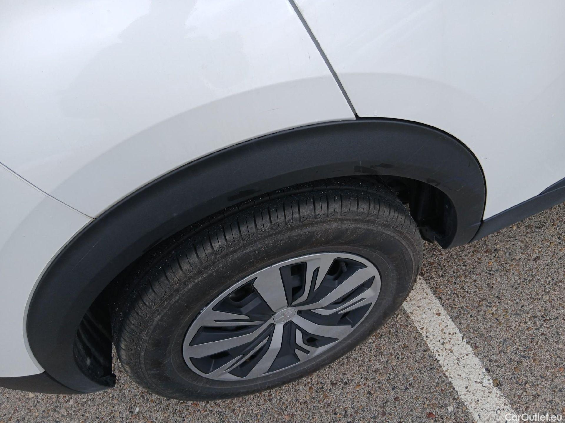  Peugeot  2008 PEUGEOT  / 2019 / 5P / todoterreno Active Puretech 100 S&S BVM6 #28