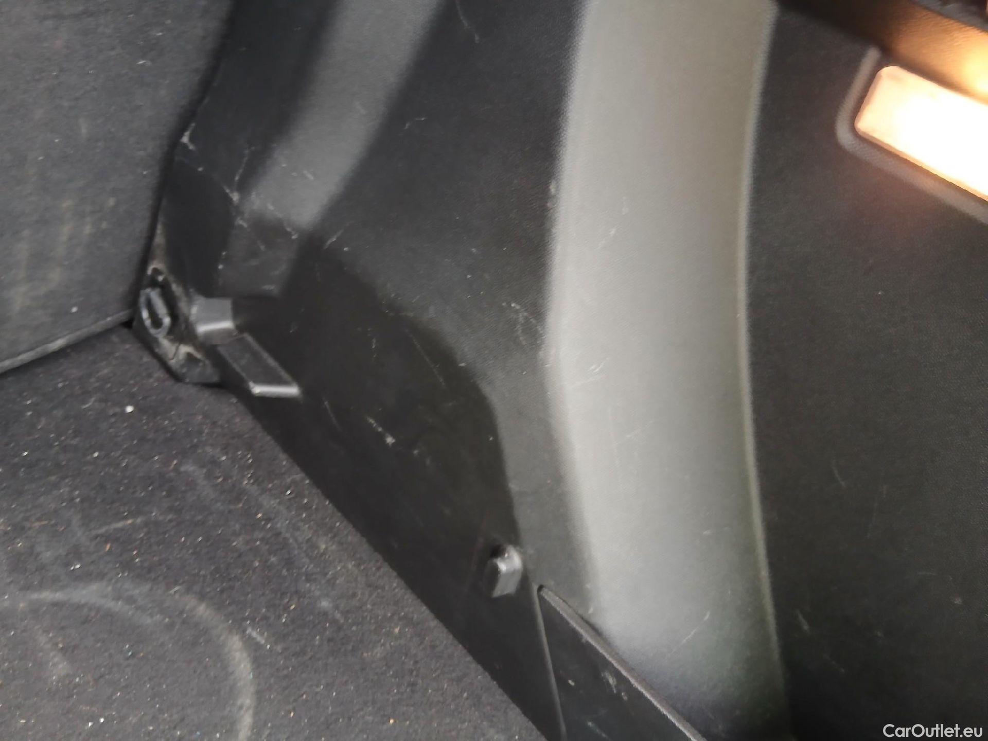  Peugeot  2008 PEUGEOT  / 2019 / 5P / todoterreno Active Puretech 100 S&S BVM6 #26