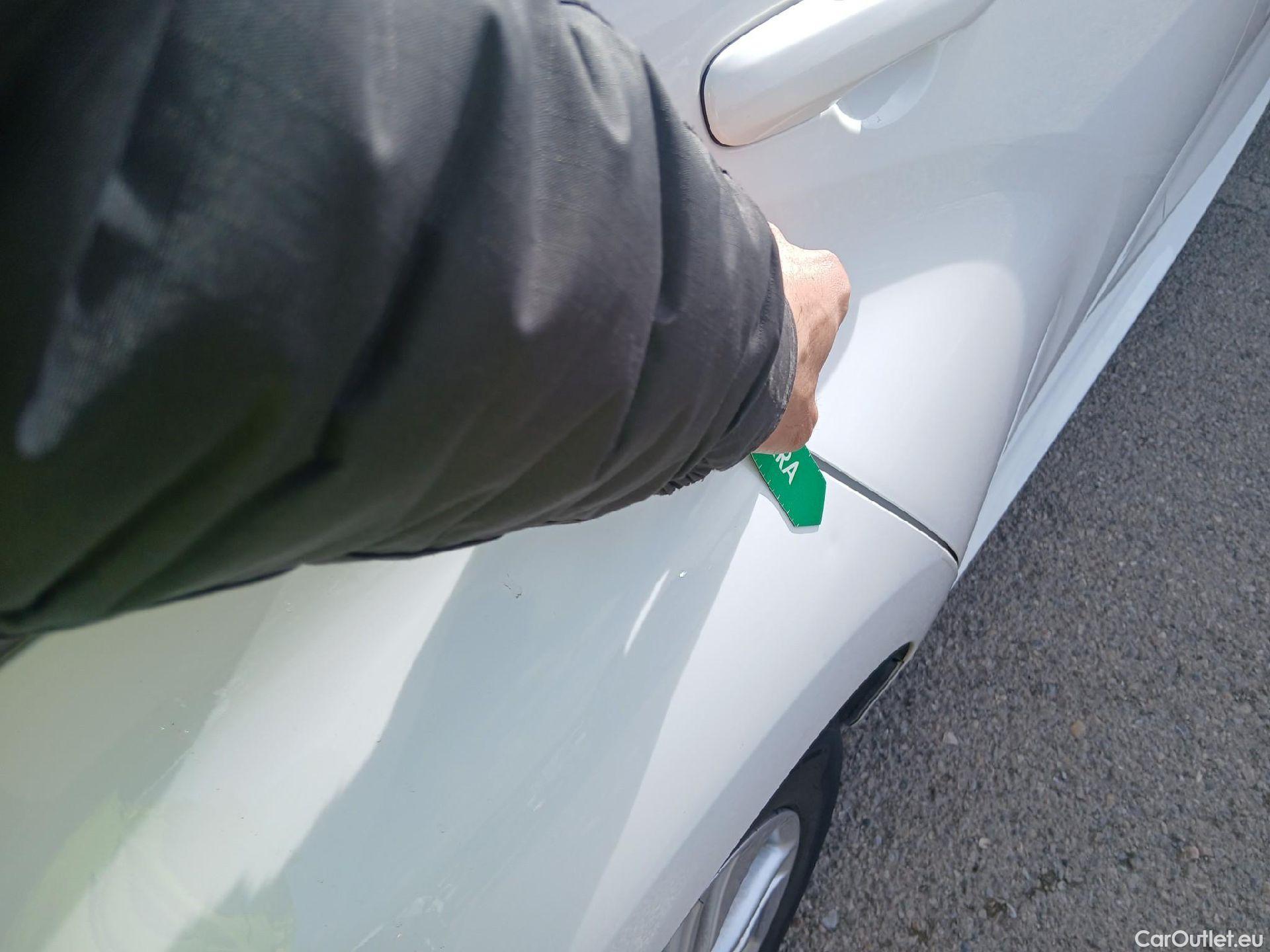  Toyota  Yaris TOYOTA  / 2020 / 5P / berlina con portón 1.5 120H Business Plus #12