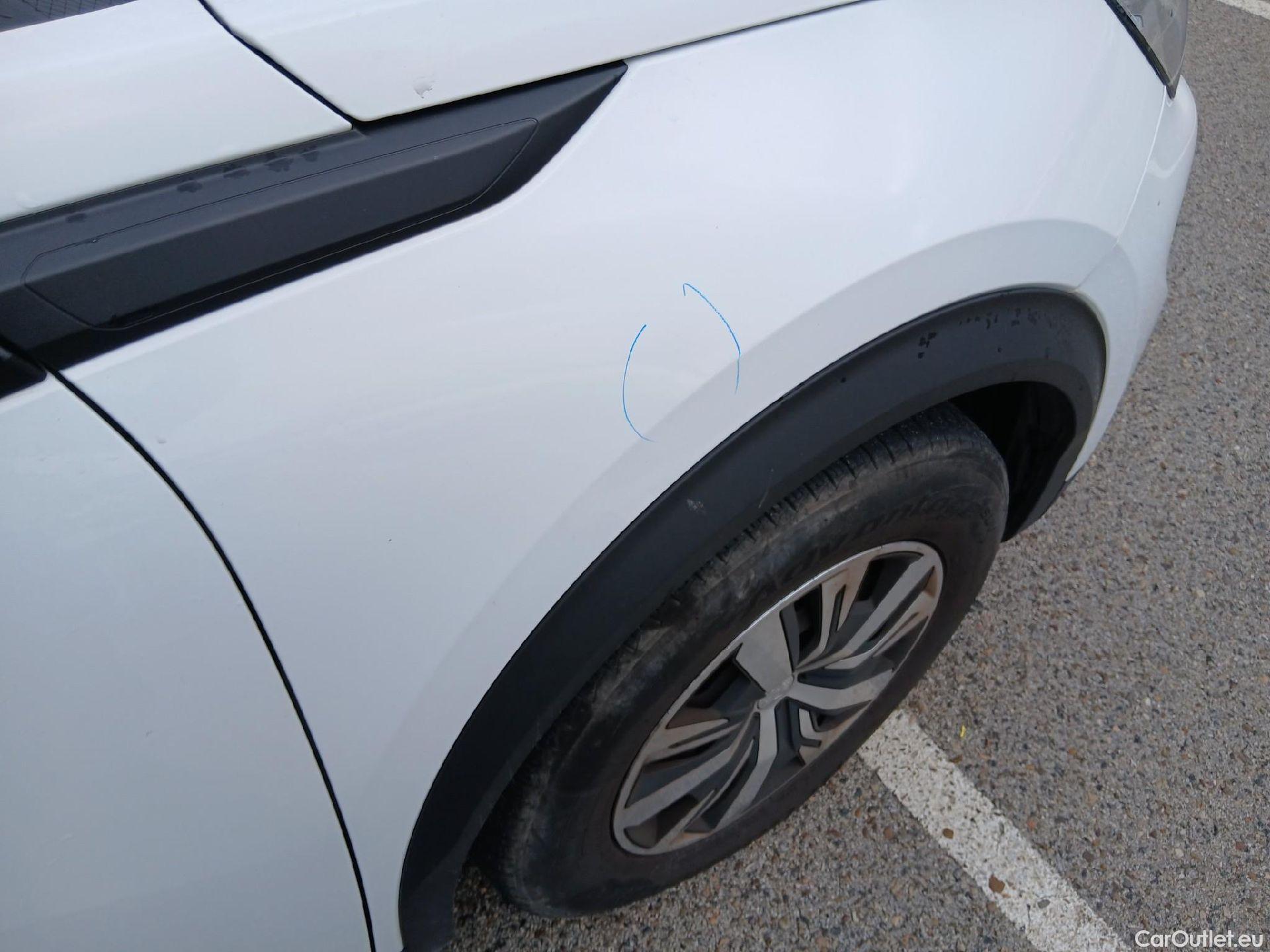  Peugeot  2008 PEUGEOT  / 2019 / 5P / todoterreno Active Puretech 100 S&S BVM6 #34