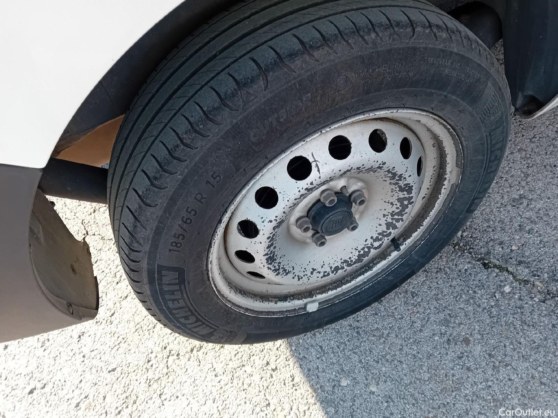  Fiat  Doblo FIAT Doblò Cargo/2015/3P/furgón derivado de turismo Cargo Base 1.3 Multijet 70kW (95CV) #27