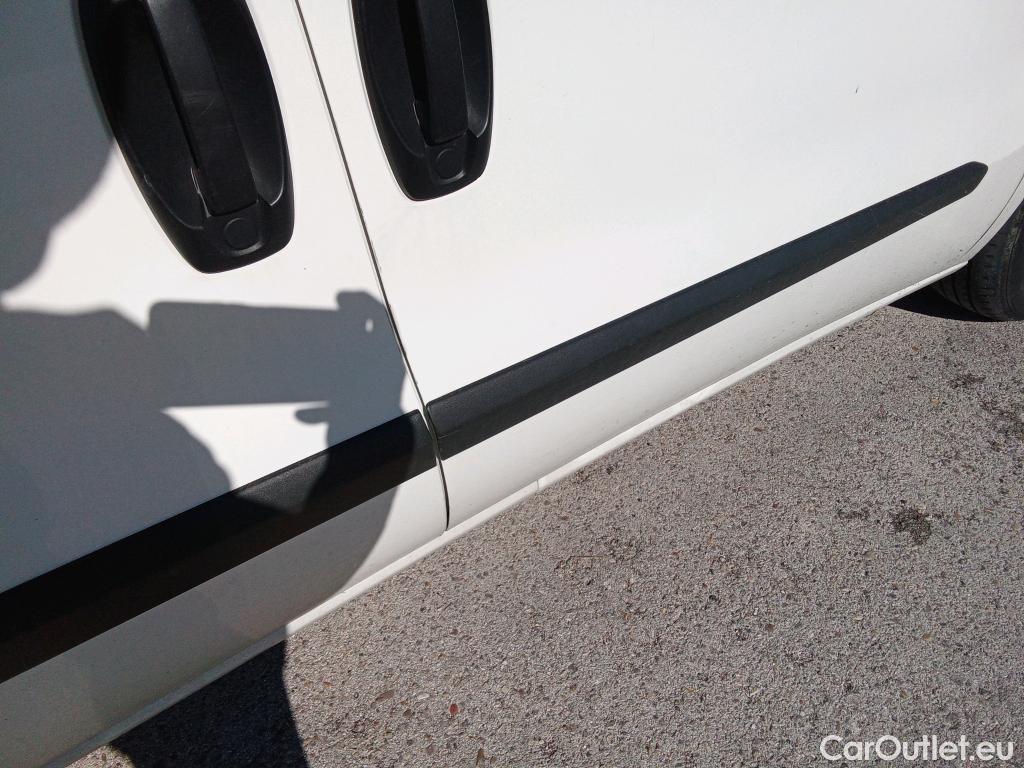  Fiat  Doblo FIAT Doblò Cargo/2015/4P/furgón derivado de turismo Cargo SX 1.6 Mjet 66kW (90CV) (AC) #28