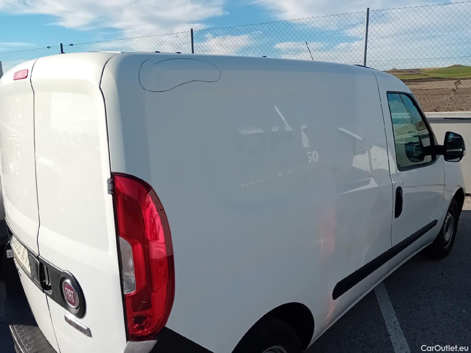  Fiat  Doblo FIAT Doblò Cargo/2015/3P/furgón derivado de turismo Cargo Base 1.3 Multijet 70kW (95CV) #24