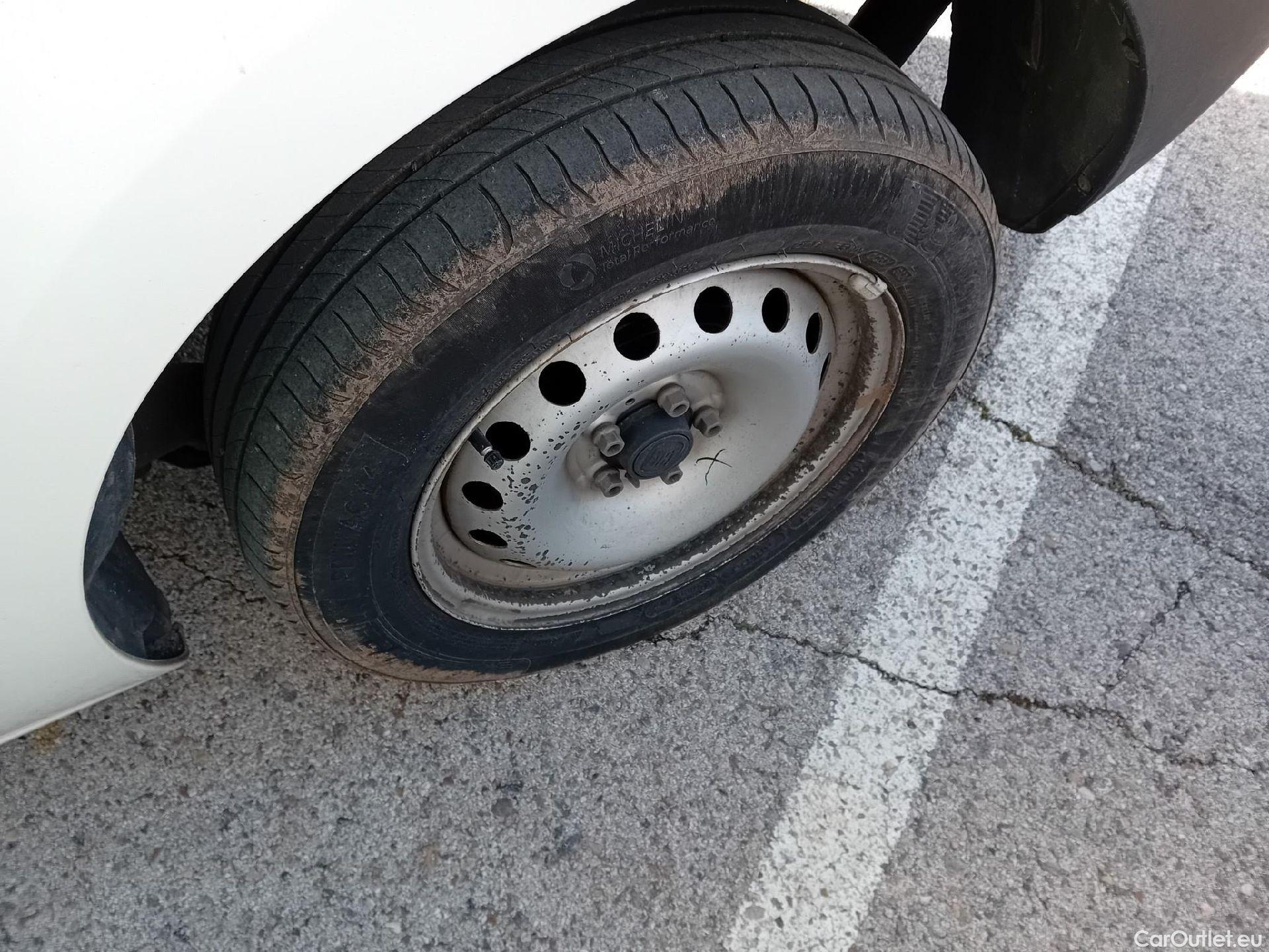  Fiat  Doblo FIAT Doblò Cargo/2015/3P/furgón derivado de turismo Cargo Base 1.3 Multijet 70kW (95CV) #15