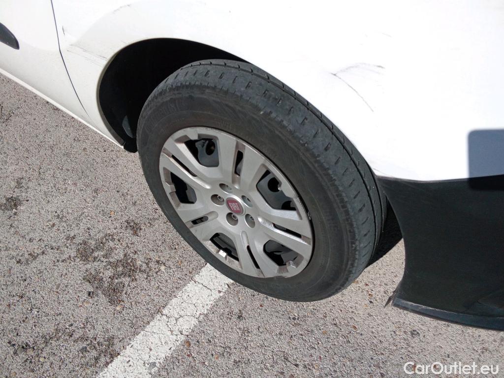  Fiat  Doblo FIAT Doblò Cargo/2015/4P/furgón derivado de turismo Cargo SX 1.6 Mjet 66kW (90CV) (AC) #22