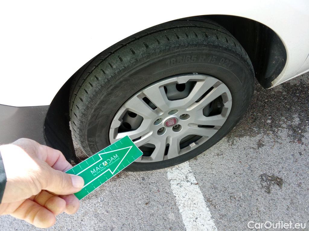  Fiat  Doblo FIAT Doblò Cargo/2015/4P/furgón derivado de turismo Cargo SX 1.6 Mjet 66kW (90CV) (AC) #19