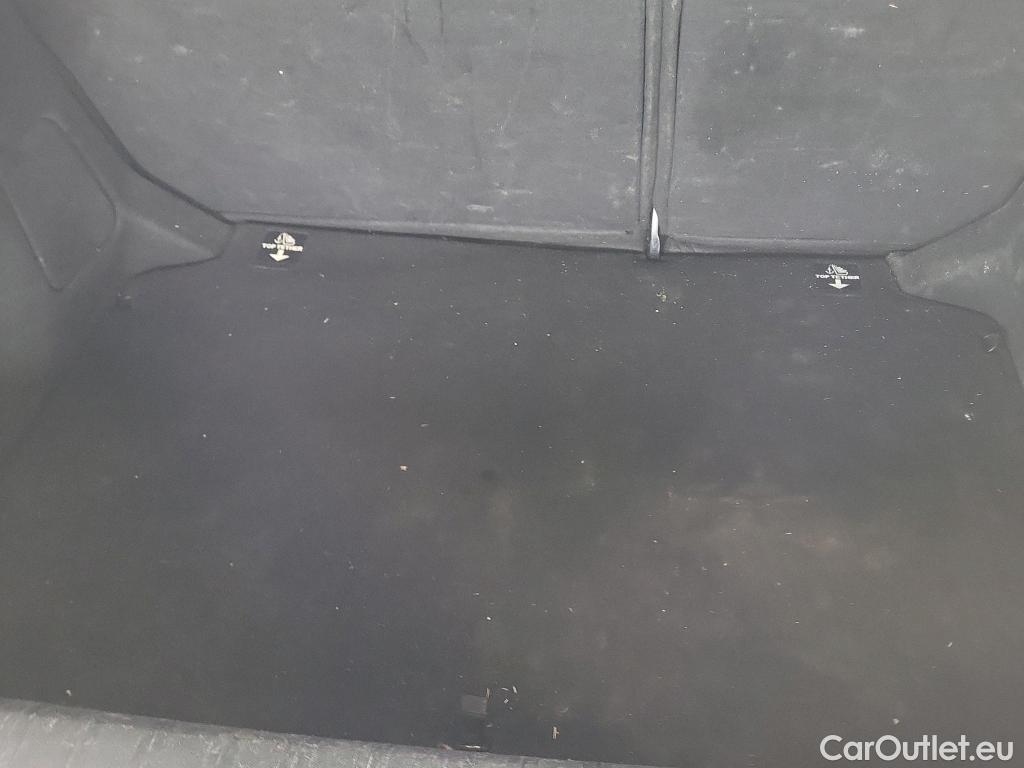  Peugeot  308 PEUGEOT  / 2017 / 5P / berlina con portón 5p Style BlueHDi 130 S&S #29