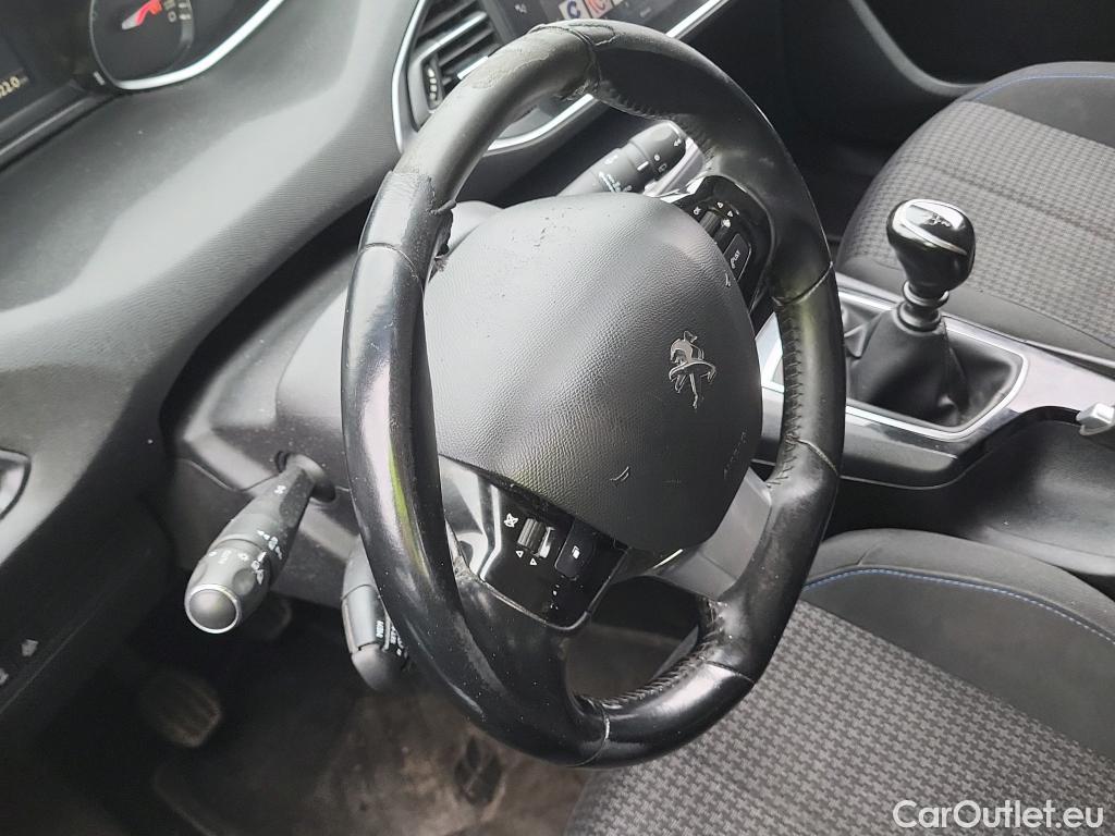  Peugeot  308 PEUGEOT  / 2017 / 5P / berlina con portón 5p Style BlueHDi 130 S&S #1