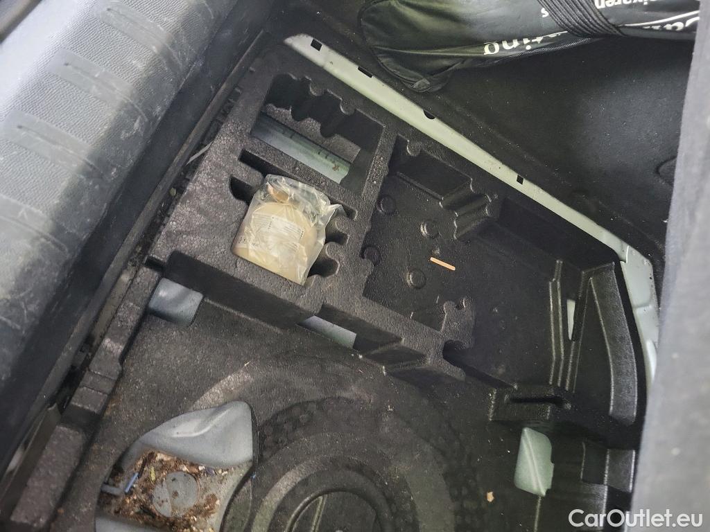  Peugeot  308 PEUGEOT  / 2017 / 5P / berlina con portón 5p Style BlueHDi 130 S&S #16