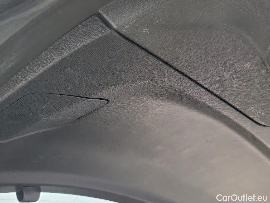  Peugeot  308 PEUGEOT  / 2017 / 5P / berlina con portón 5p Style BlueHDi 130 S&S #17