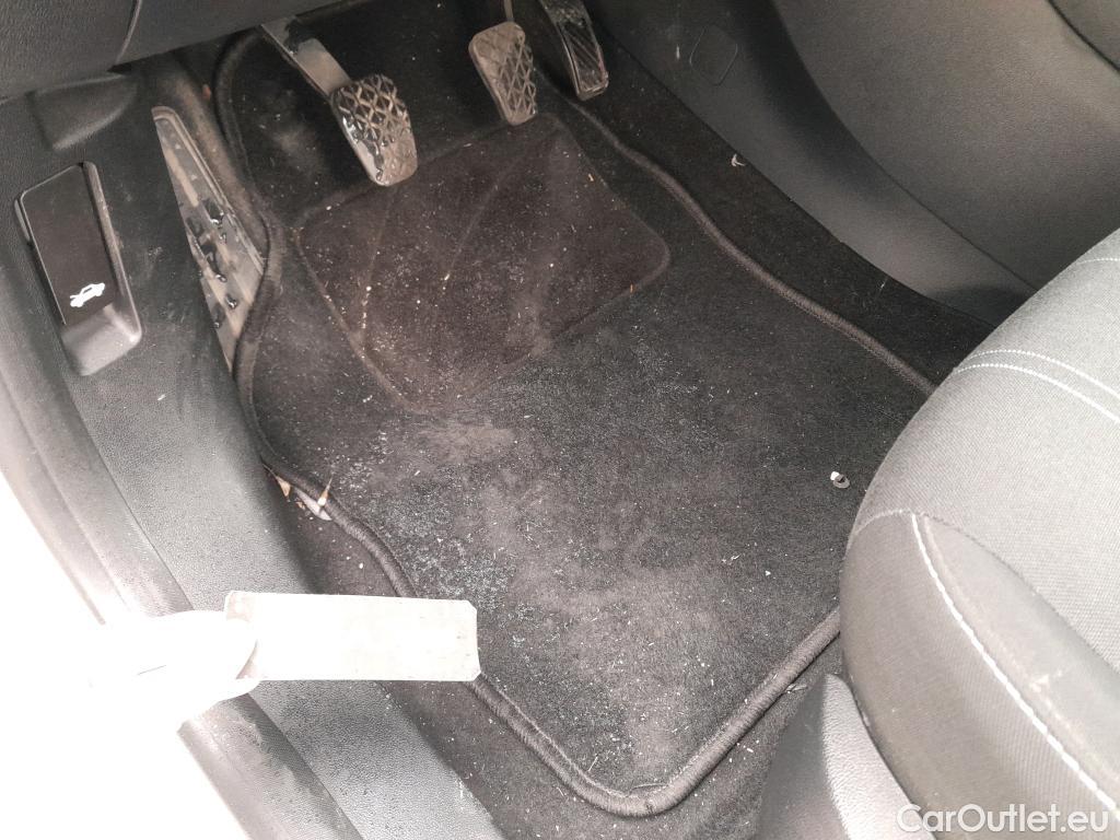  Ford  Fiesta FORD  / 2017 / 5P / berlina con portón 1.0 EcoBoost 70kW (95CV) Trend S/S 5p #28