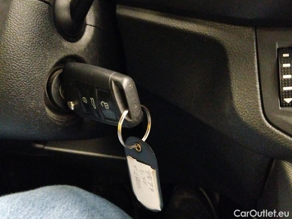  Volkswagen  T-CROSS VOLKSWAGEN  / 2018 / 5P / todoterreno Edition 1.0 TSI 70kW (95CV) #2