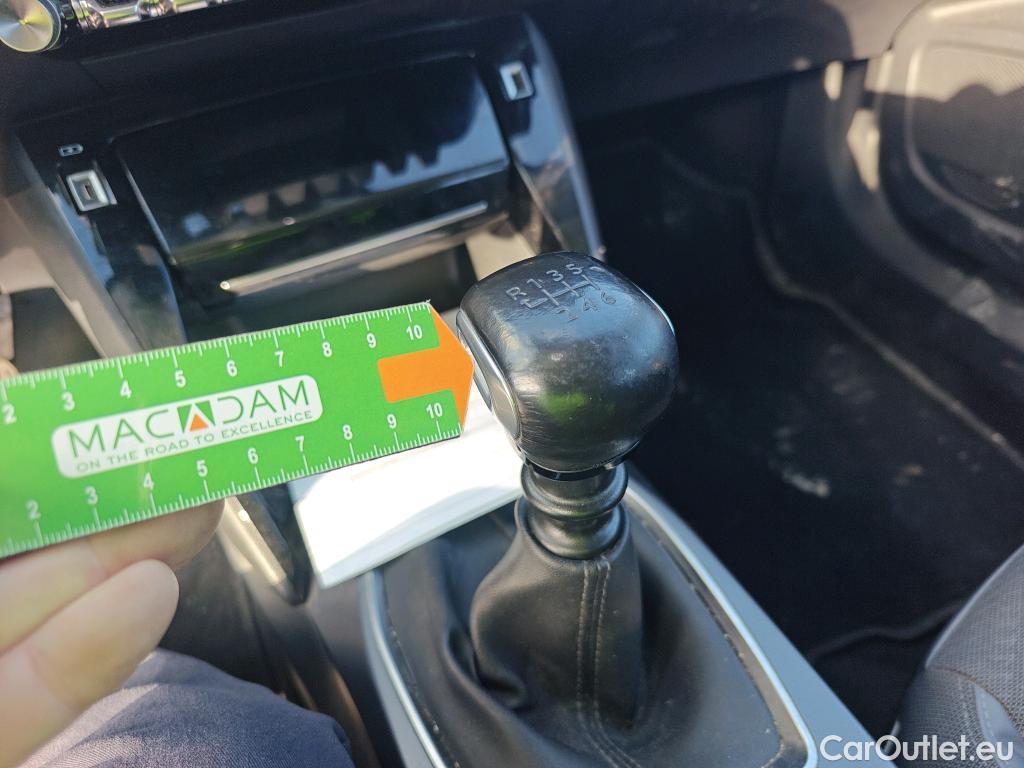  Peugeot  2008 PEUGEOT  / 2019 / 5P / todoterreno Allure BlueHDI 100 S&S BVM6 #10