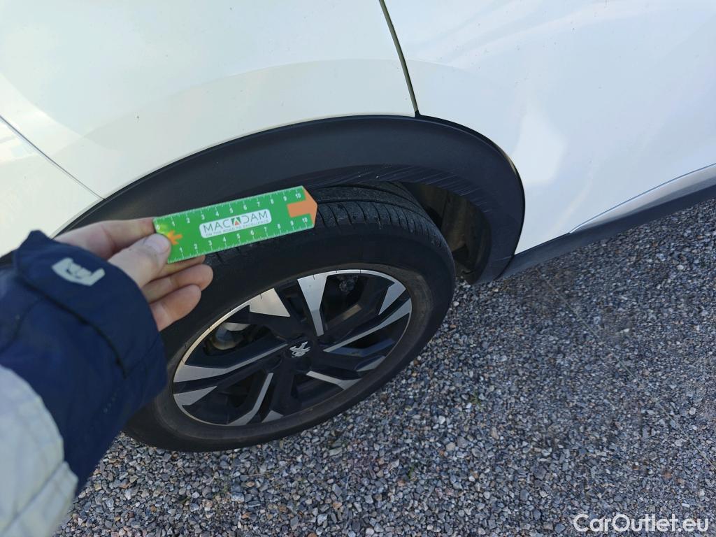  Peugeot  2008 PEUGEOT  / 2019 / 5P / todoterreno Allure BlueHDI 100 S&S BVM6 #18