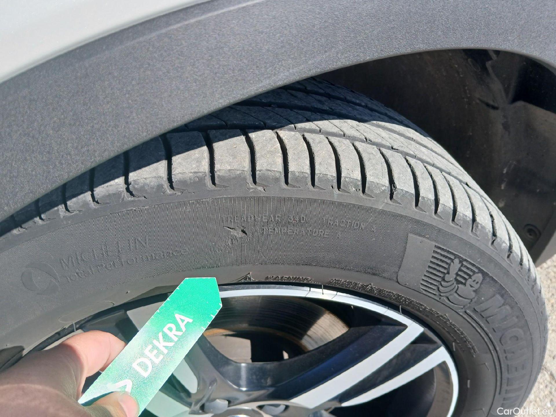  Volvo  XC 40 VOLVO XC40 / 2017 / 5P / todoterreno 2.0 T4 R-Design Auto #4