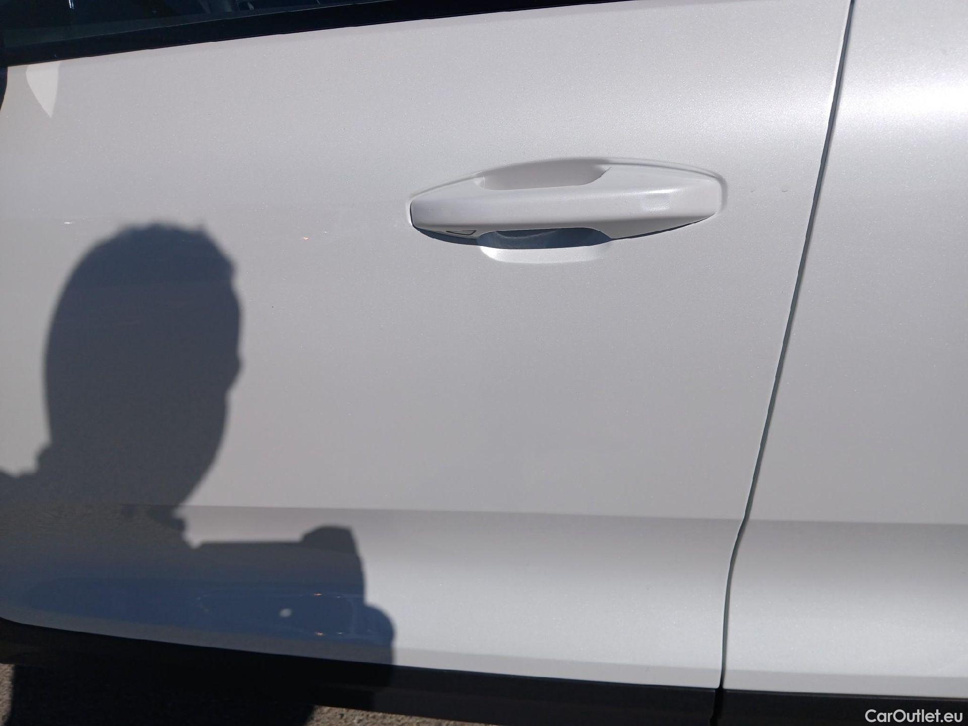  Volvo  XC 40 VOLVO XC40 / 2017 / 5P / todoterreno 2.0 T4 R-Design Auto #5