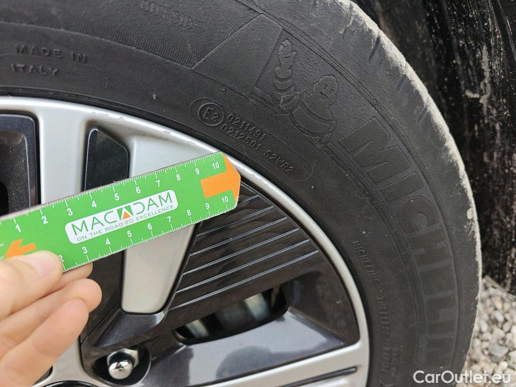  KIA  Niro KIA  / 2019 / 5P / crossover 1.6 GDi HEV 104kW (141CV) Concept #30